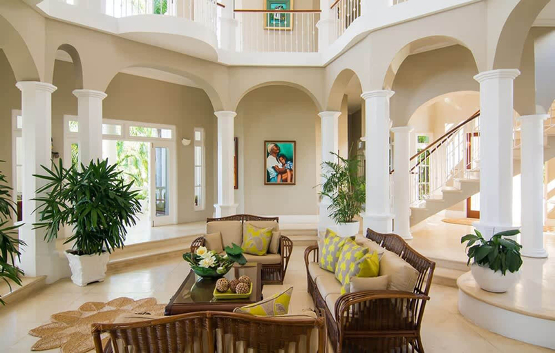 Room 4, Sprawling 7BR Villa Overlooking the Sea Pool Hot Tub Resort Access