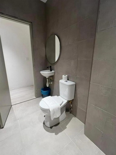 Bathroom, Roxy Hotel & Apartment Lawas, Lawas