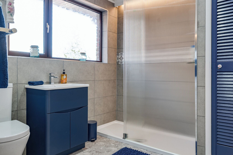 Bathroom 2, RS Belfast Lyndhurst, Belfast