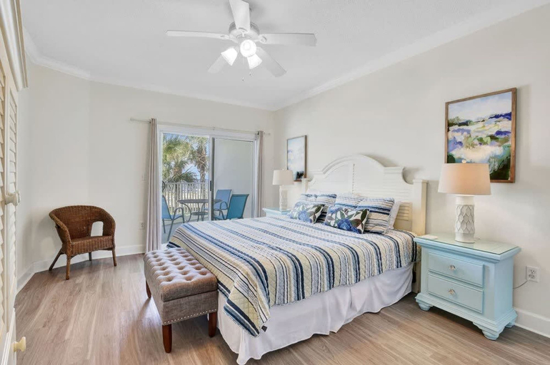 Room 5, Palm Beach 22-d Beachfront Beach-view 2nd Floor, Baldwin