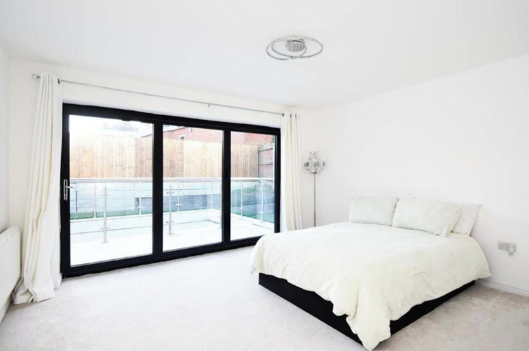Room 3, 8 Bedroom House Sleeps 20 - Private Garden, Wolverhampton