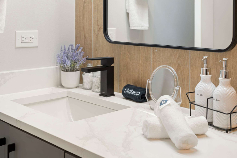 Room 5, Modern 2-bd 2-ba Retreat Near Medical District, Cook