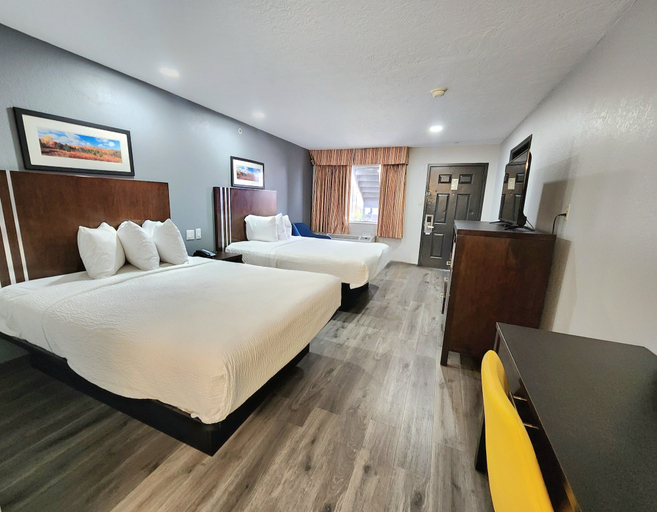 Bedroom 3, Days Inn & Suites by Wyndham Winnie, Chambers