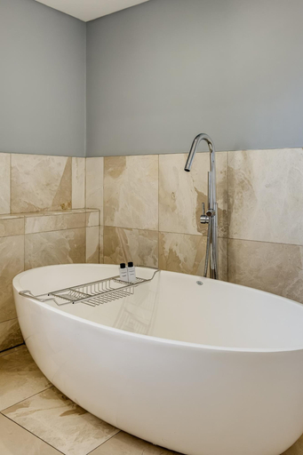 Room 3, Beautiful Apartment Walking Distance to the Ocean Atlantic Views, City of Cape Town