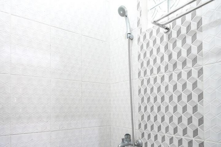 Bathroom 4, RedDoorz @ Simpang Borobudur, Malang