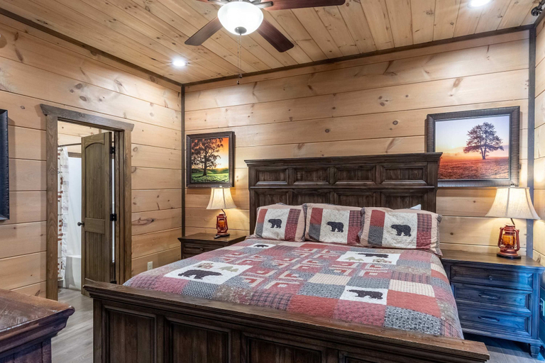 Room 5, New Lux 4 King Suites Hot Tub Game Rm Xbox, Sevier