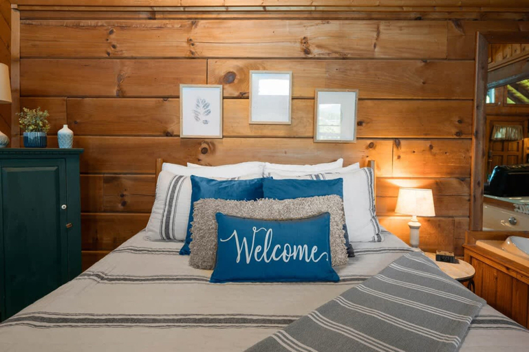 Room 4, Location Cute Studio Log Cabin Fireplace Hot Tub, Sevier