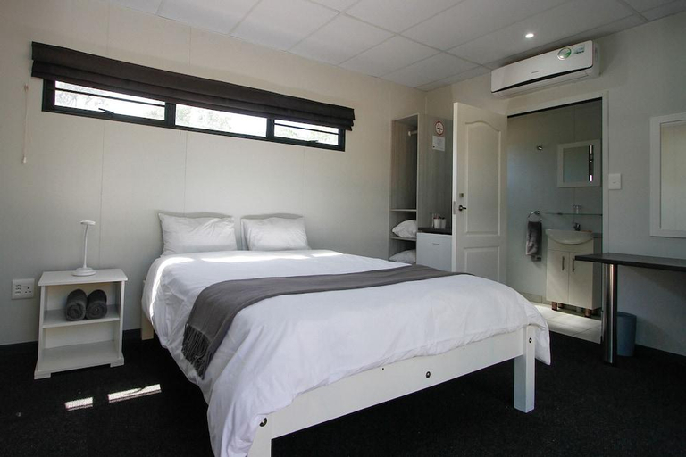 Bedroom 1, SleepOver Upington, Siyanda
