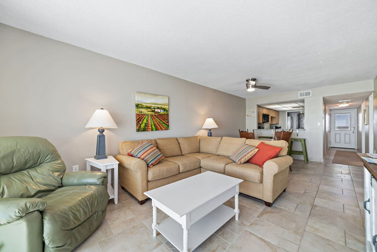 Room 5, Edgewater 82- Floor to Ceiling Glass Doors 2 Bedrooms low Density Complex, Baldwin