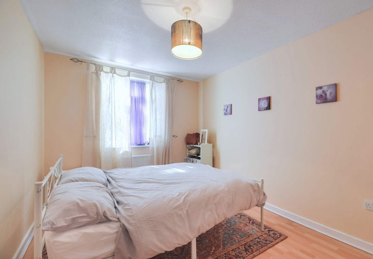Room 2, Spacious Flat With Free Parking Near Heathrow Airport, London