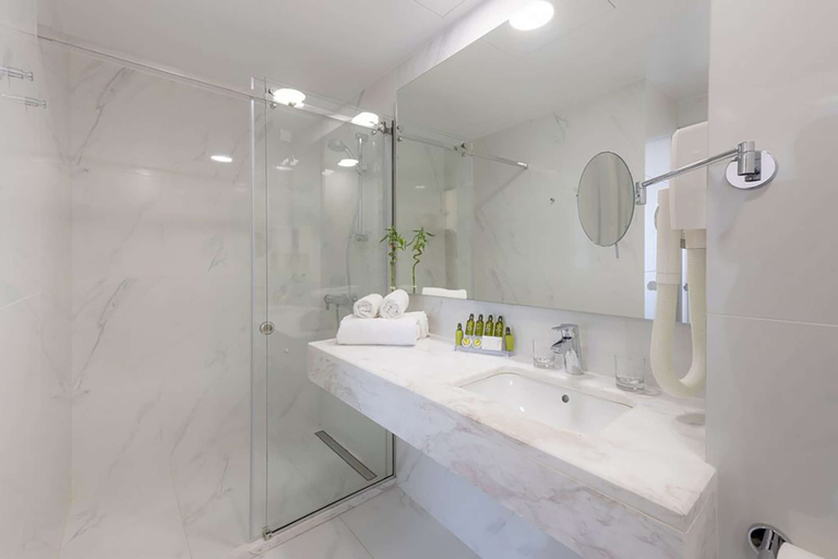 Bathroom 5, Dorian Inn, Sure Hotel Collection by Best Western, Attica