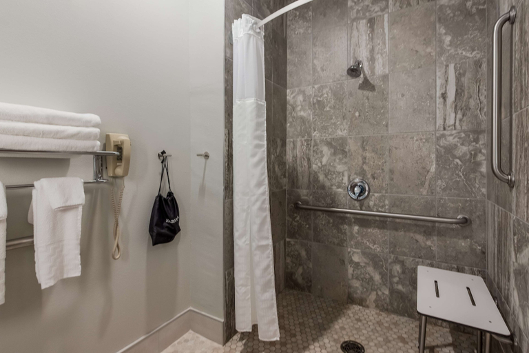 Bathroom 4, SureStay Plus Hotel by Best Western Highland Poughkeepsie, Ulster