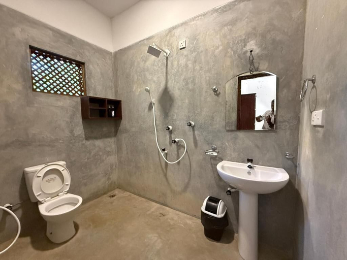 Bathroom 5, Kudah Bay Surf Hotel, Pothuvil