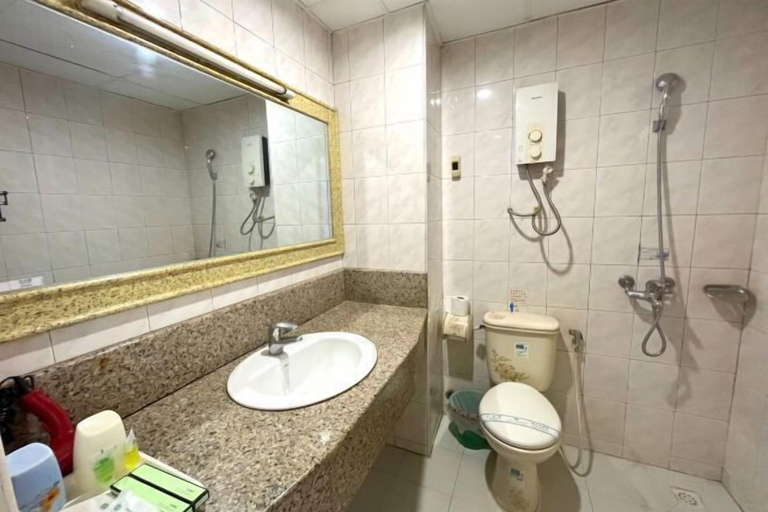 Bathroom 3, Chung Hsin Hotel, Phnom Penh