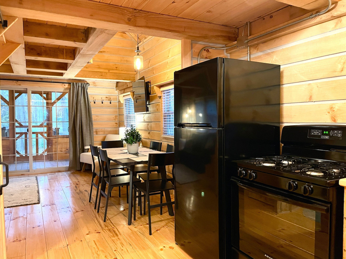 Room 2, Secluded Shipshewana Log Cabin In the Woods, LaGrange