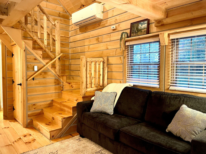 Room 5, Secluded Shipshewana Log Cabin In the Woods, LaGrange