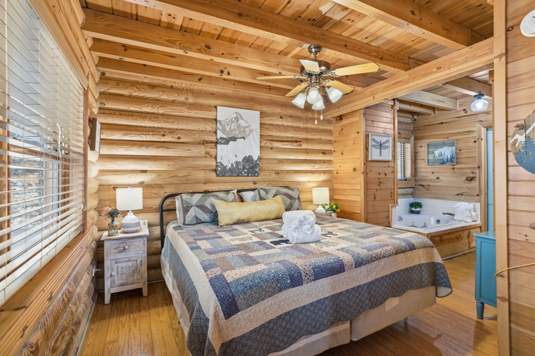 Room 1, 5 O'clock Somewhere 1 Bedroom Cabin by RedAwning, Sevier