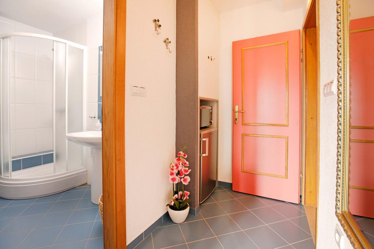 Others 4, Villa Maja, Bol