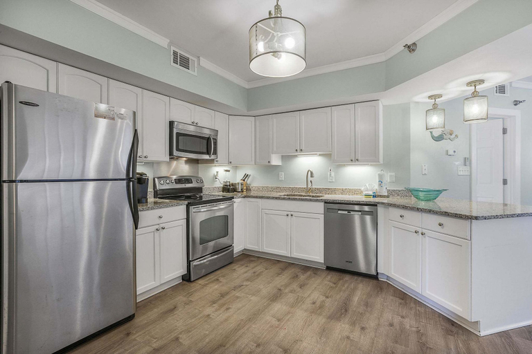 Room 5, Windward Pointe 304- Pristine Amenities Galore, Baldwin