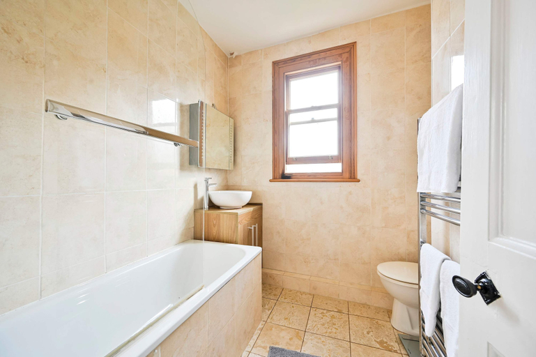 Room 4, Chic House With Free Parking and Private Backyard, London