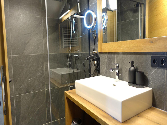 Bathroom 3, Bergzeit flat Saalbach directly on the ski piste, Zell am See