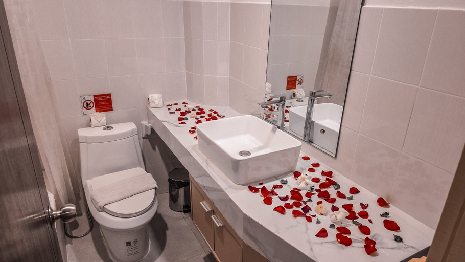 Bathroom 5, Pooh Beach Resort & Spa, Pattaya