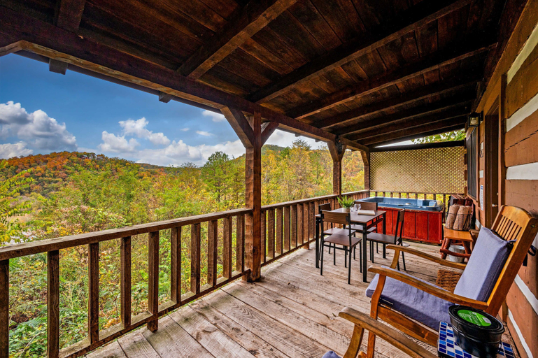 Room 5, Hot Tub Pool Table Fireplace Views Relax, Sevier