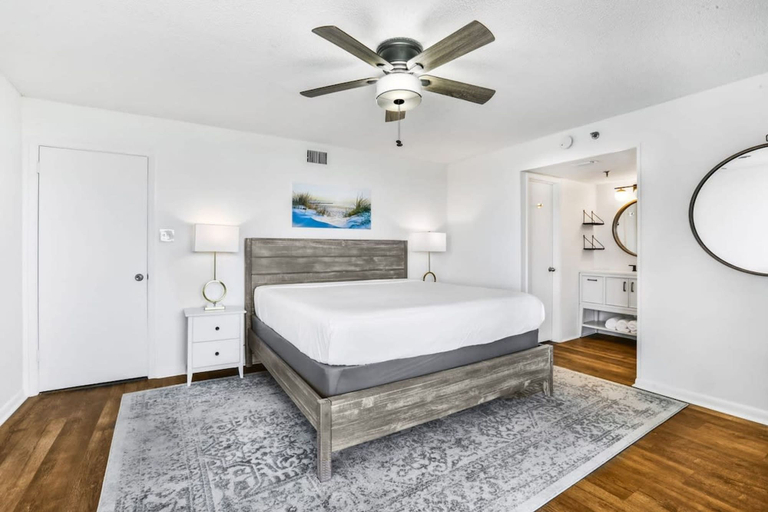 Room 2, Phoenix III 3031 3BR 2BA End Unit on 3rd Floor Beachfront, Baldwin