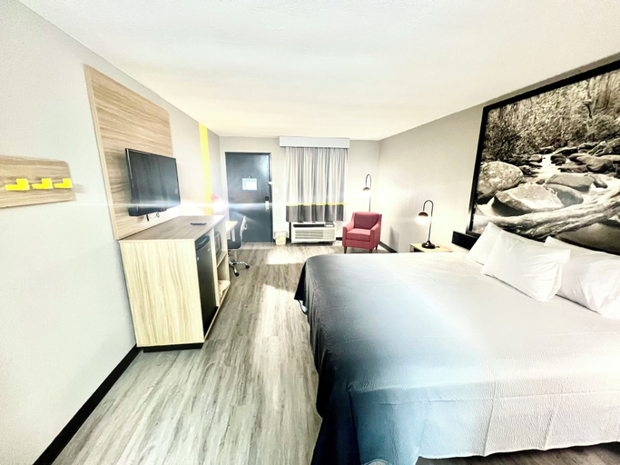 Bedroom 5, Super 8 by Wyndham Manchester TN, Coffee
