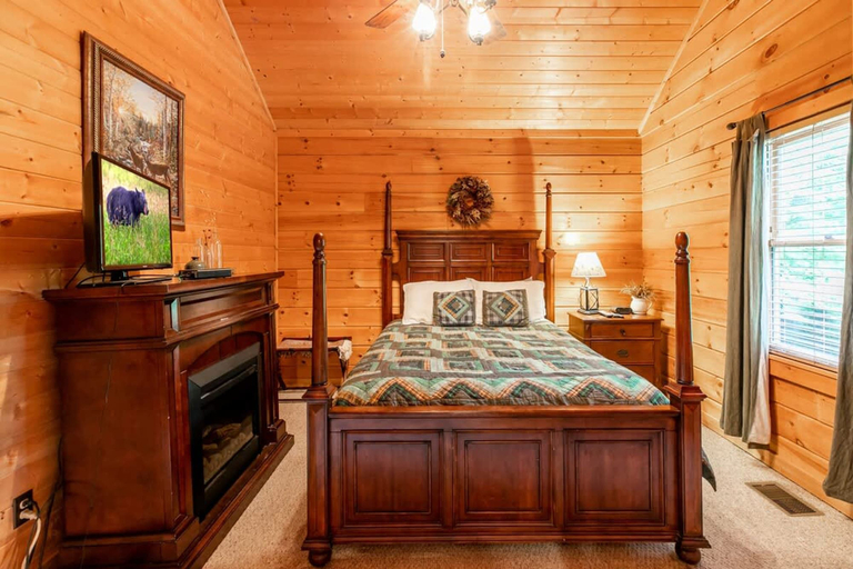 Room 3, Nice View Fireplace Hot Tub Porch Bed Private, Sevier