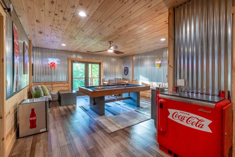 Room 4, Luxury Cabin Lake View Access Theater Game Room, Swain