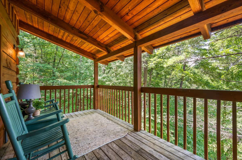 Room 4, Location Private Log Cabin Hot Tub Fireplace, Sevier