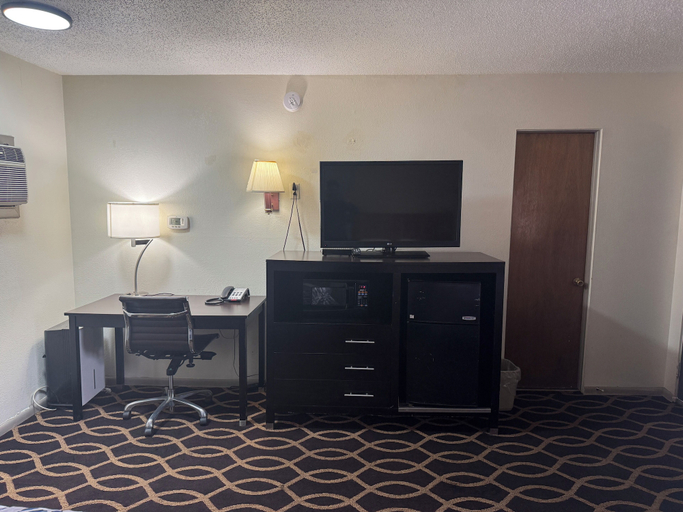 Bedroom 5, Euclid Motel, Bay