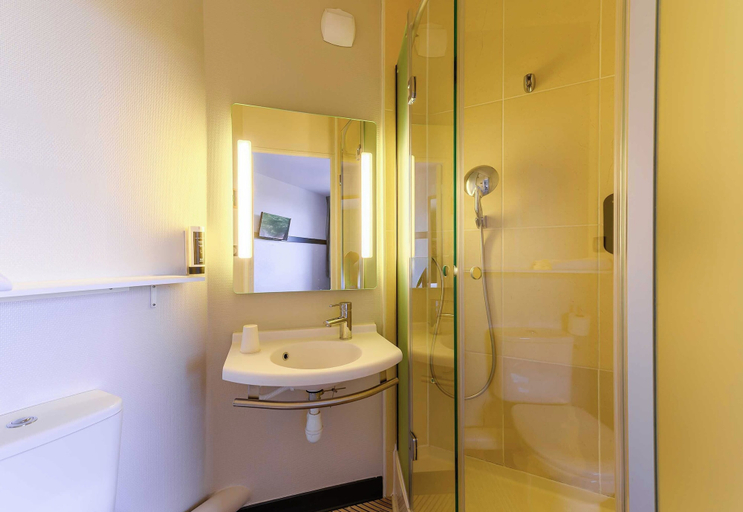 Bathroom 4, B&B HOTEL Marne-la-Vallée Bussy-Saint-Georges, Seine-et-Marne