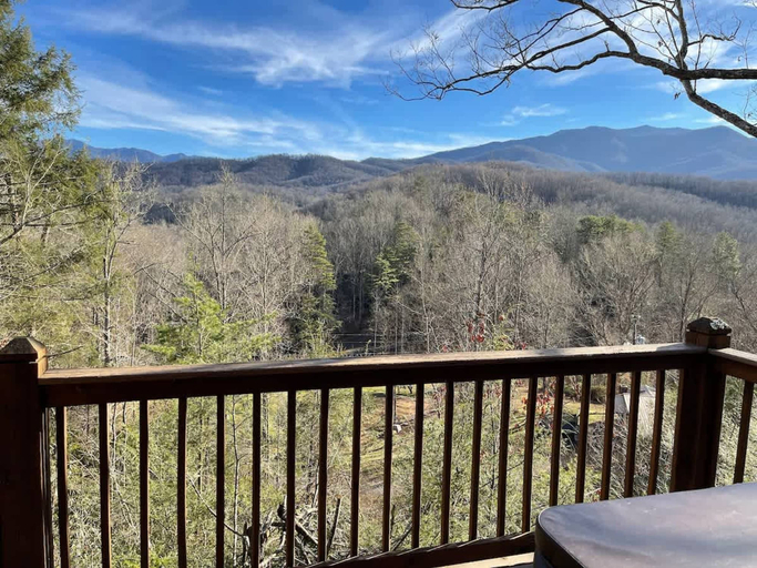 Room 4, Great View Location Studio Log Cabin Hot Tub, Sevier
