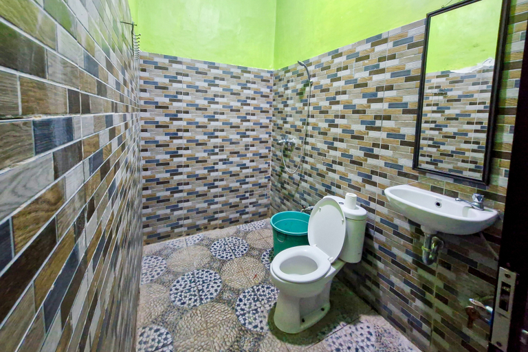 Bathroom, RedDoorz @ Hotel Gloria Borong Labuan Bajo, East Manggarai