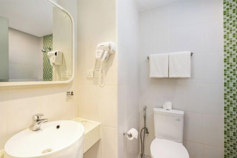Bathroom, Zest Hotel Harbour Bay Batam, Batam
