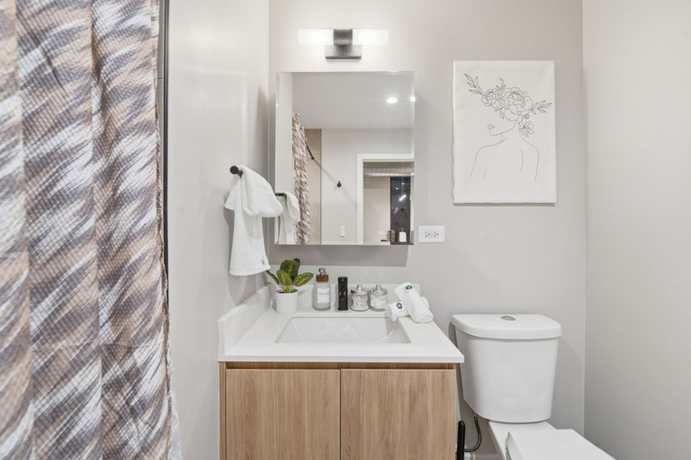 Room 5, Chic 2BR Apartment in Edgewater Modern Comfort, Cook