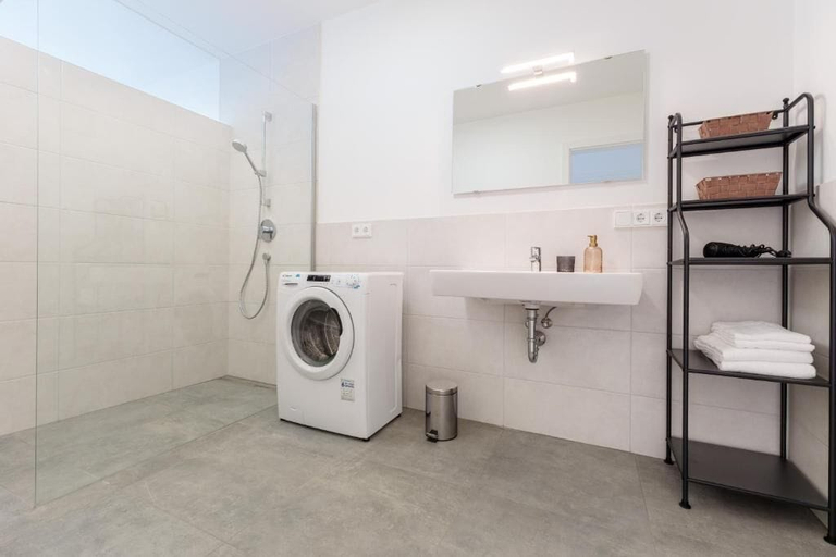 Bathroom 5, Riverside Apartments with great view, Linz