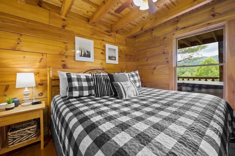 Room 2, View Private Log Cabin Fireplace Hot tub RELAX, Sevier