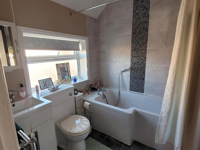 Bathroom 2, Felixstowe room lets, Suffolk