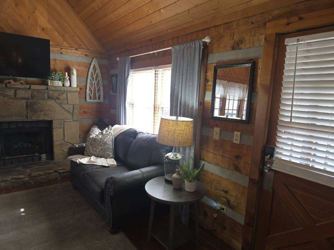 Room 5, Hot Tub Arcade Fireplace Honeymoon Hiking Fun, Sevier