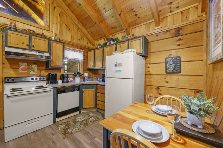 Room 5, Location Cute Studio Log Cabin Hot Tub Fireplace, Sevier