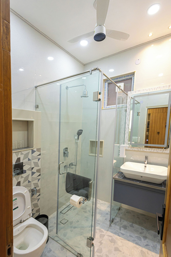 Bathroom 2, Enroot Stays, Delhi