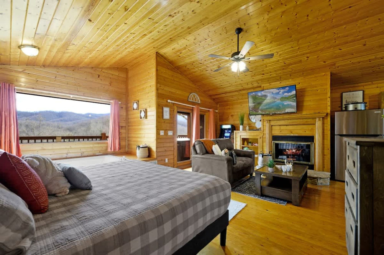 Room 4, Great View Location Studio Log Cabin Hot Tub, Sevier