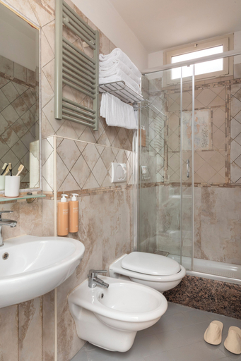 Bathroom 5, Hotel Marisa, Rome