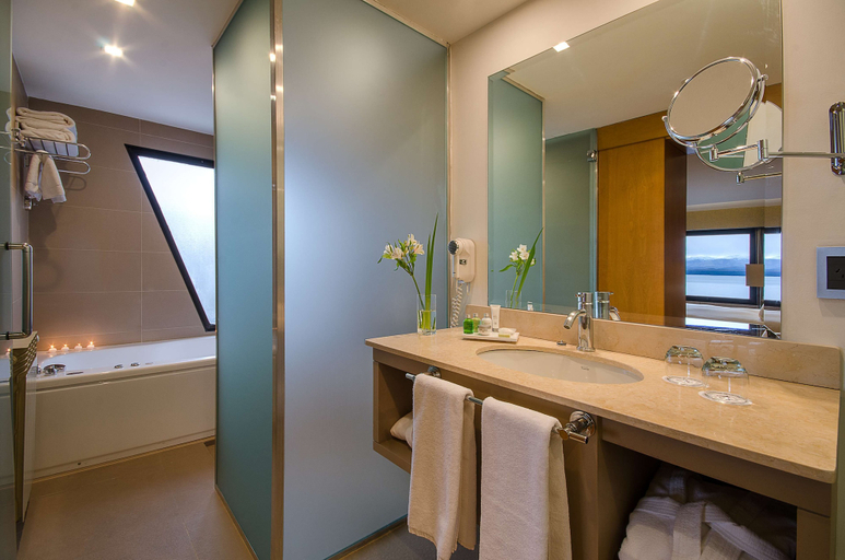 Bathroom 5, NH Edelweiss Bariloche, Bariloche