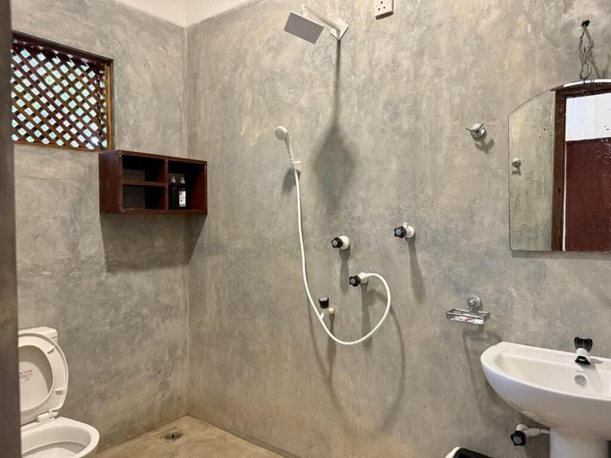Bathroom 4, Kudah Bay Surf Hotel, Pothuvil