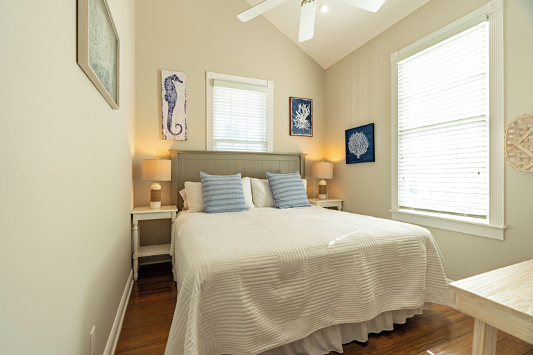 Room 4, Lighthouse Suites Collection, Monroe