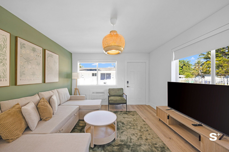 Living area 2, Cozy Miami 1-BD - Gym & Free Parking, Miami-Dade